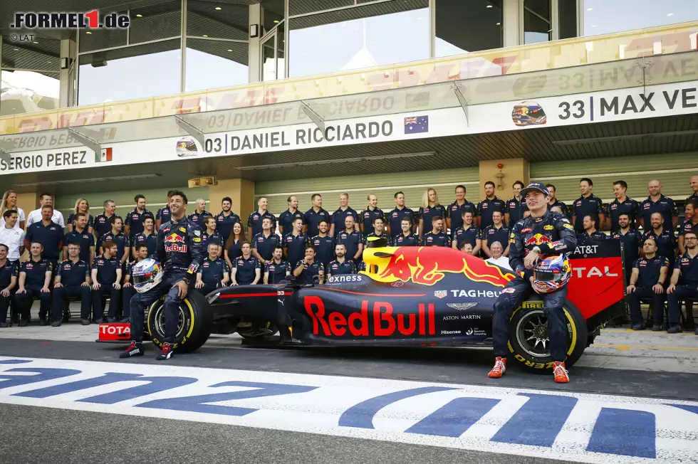 Foto zur News: Ein &quot;Comeback&quot; gibt es später noch einmal von 2016 bis 2018. Weil die Partnerschaft mit Renault zerrüttet ist, geht Red Bull drei Jahre lang mit TAG-Heuer-Power an den Start. Danach wechseln die Bullen zu Honda. Immerhin: In den drei Saisons, in denen der Renault-Hydrid als TAG Heuer getarnt wird, feiert Red Bull neun Siege und eine Vizeweltmeisterschaft.