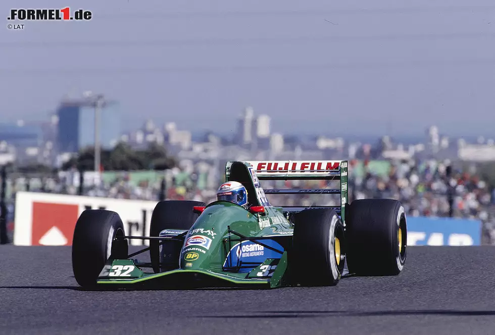 Foto zur News: Jordan (1991): Eine der wenigen Erfolgsstorys schreibt ein verrückter Ire namens Eddie Jordan. Der gelernte Bankier bringt sein mit zwei Titeln durch Johnny Herbert und Jean Alesi dekoriertes Formel-3000-Team in der Saison 1991 in die Königsklasse. Ein Motorendeal mit Ford und ein Sponsorenvertrag mit Pepsi sind die Grundlage, den Jordan 191 mit Routinier Andrea de Cesaris und Betrand Gachot zu melden. Dass der Belgier wegen einer angeblichen Reizgas-Attacke auf einen Londoner Taxifahrer hinter Gitter wandert, verhilft einem gewissen Michael Schumacher zu seinem Formel-1-Debüt.