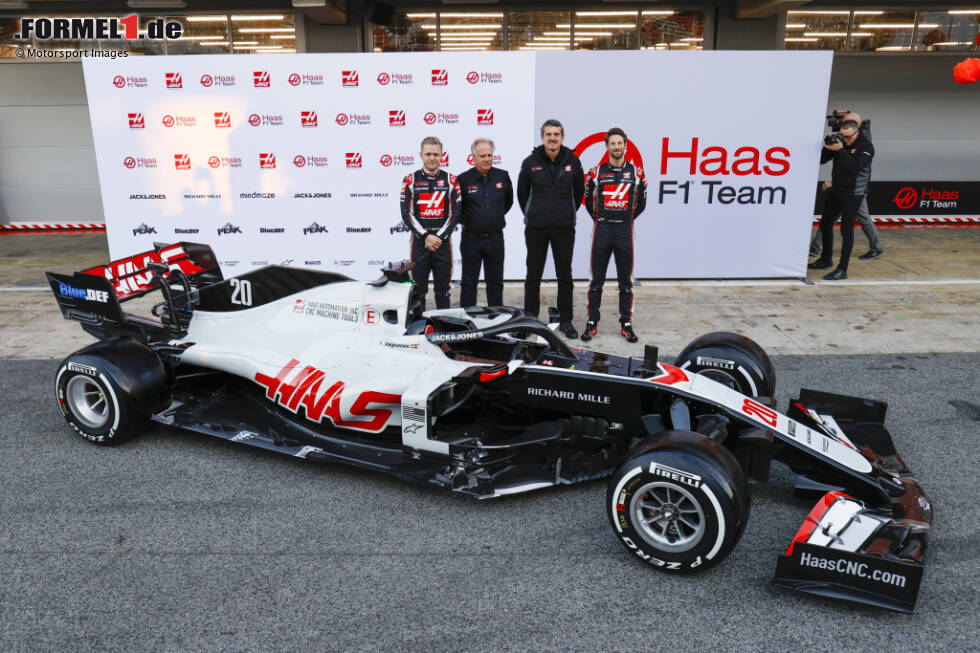 Die Formel 1 ist ein sich immer weiter drehendes Karussell: In den vergangenen Jahrzehnten gab es zahlreiche Teamübernahmen und Umbenennungen, doch nur zwölf Mannschaften gründeten sich - so wie die US-amerikanische Haas-Mannschaft - seit dem Jahre 1990 neu. Unter den Pionieren befanden sich massenhaft Traumtänzer, viele Superreiche und ein Weltkonzern, aber auch zwei echte Motorsport-Enthusiasten. Nur fünf der oft chronisch klammen Mannschaften schafften es, WM-Punkte zu holen. Drei Teams gewannen sogar Grands Prix. Überlebt haben nur vier Projekte, davon lediglich eines in der ursprünglichen Form. Wir erzählen die Storys hinter dem verrückten Dutzend. Die Formel 1 ist ein sich immer weiter drehendes Karussell: In den vergangenen Jahrzehnten gab es zahlreiche Teamübernahmen und Umbenennungen, doch nur zwölf Mannschaften gründeten sich - so wie die US-amerikanische Haas-Mannschaft - seit dem Jahre 1990 neu. Unter den Pionieren befanden sich massenhaft Traumtänzer, viele Superreiche und ein Weltkonzern, aber auch zwei echte Motorsport-Enthusiasten. Nur fünf der oft chronisch klammen Mannschaften schafften es, WM-Punkte zu holen. Drei Teams gewannen sogar Grands Prix. Überlebt haben nur vier Projekte, davon lediglich eines in der ursprünglichen Form. Wir erzählen die Storys hinter dem verrückten Dutzend.