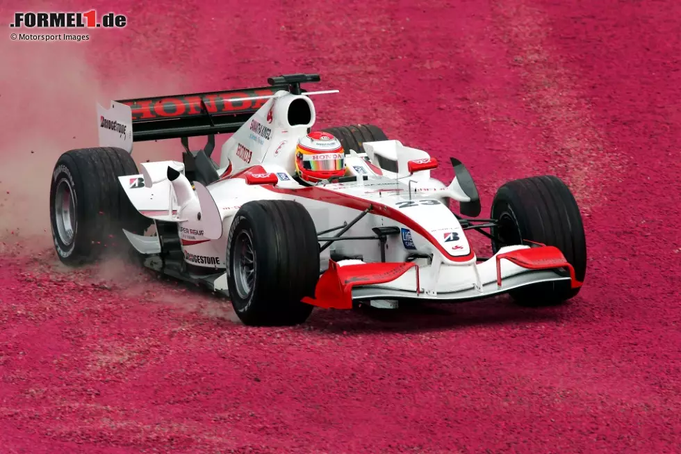 Super Aguri (2006): Toyotas großer Rivale ist damals Honda, und 2005 haben die Japaner die Idee, neben dem eigenen Werksteam auch noch ein inoffizielles B-Team auf die Beine zu stellen. Damit will man unter anderem die Formel-1-Karriere von Lokalmatador Takuma Sato retten, für den im Werksteam kein Platz mehr ist. Mit Ex-Formel-1-Pilot Aguri Suzuki an der Spitze und Sato und einem gewissen Yuji Ide im Cockpit beginnt das japanische Projekt, ... Foto zur News: Super Aguri (2006): Toyotas großer Rivale ist damals Honda, und 2005 haben die Japaner die Idee, neben dem eigenen Werksteam auch noch ein inoffizielles B-Team auf die Beine zu stellen. Damit will man unter anderem die Formel-1-Karriere von Lokalmatador Takuma Sato retten, für den im Werksteam kein Platz mehr ist. Mit Ex-Formel-1-Pilot Aguri Suzuki an der Spitze und Sato und einem gewissen Yuji Ide im Cockpit beginnt das japanische Projekt, ...