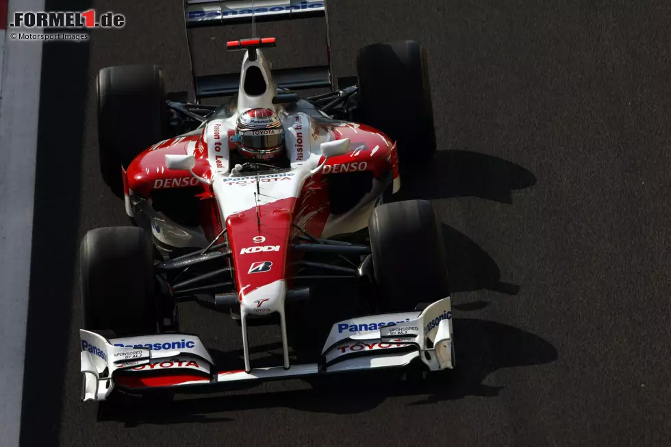 Nach einer Spionageaffäre um Ferrari bekrabbelen sich die Japaner 2005 und haben erstmals ein siegfähiges Auto, jedoch schrammten Ralf Schumacher, Jarno Trulli und später Timo Glock am Coup mehrmals vorbei. Als die Leistungen auf hohem Niveau stagnieren, zieht Toyota Ende 2009 auch unter dem Einfluss der japanischen Regierung den Stecker - obwohl für 2010 angeblich ein Wunderauto in der Garage steht ... Foto zur News: Nach einer Spionageaffäre um Ferrari bekrabbelen sich die Japaner 2005 und haben erstmals ein siegfähiges Auto, jedoch schrammten Ralf Schumacher, Jarno Trulli und später Timo Glock am Coup mehrmals vorbei. Als die Leistungen auf hohem Niveau stagnieren, zieht Toyota Ende 2009 auch unter dem Einfluss der japanischen Regierung den Stecker - obwohl für 2010 angeblich ein Wunderauto in der Garage steht ...