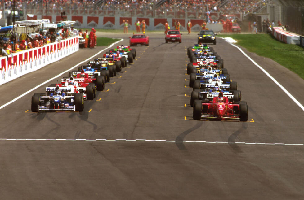 Foto zur News: 1996 wird der Modus erstmals grundlegend verändert, weil mehr Spannung erzeugt werden soll: Die FIA beschneidet das Qualifying auf eine einstündige Session am Samstag, in der nur noch maximal zwölf Runden pro Fahrer und Auto erlaubt sind.