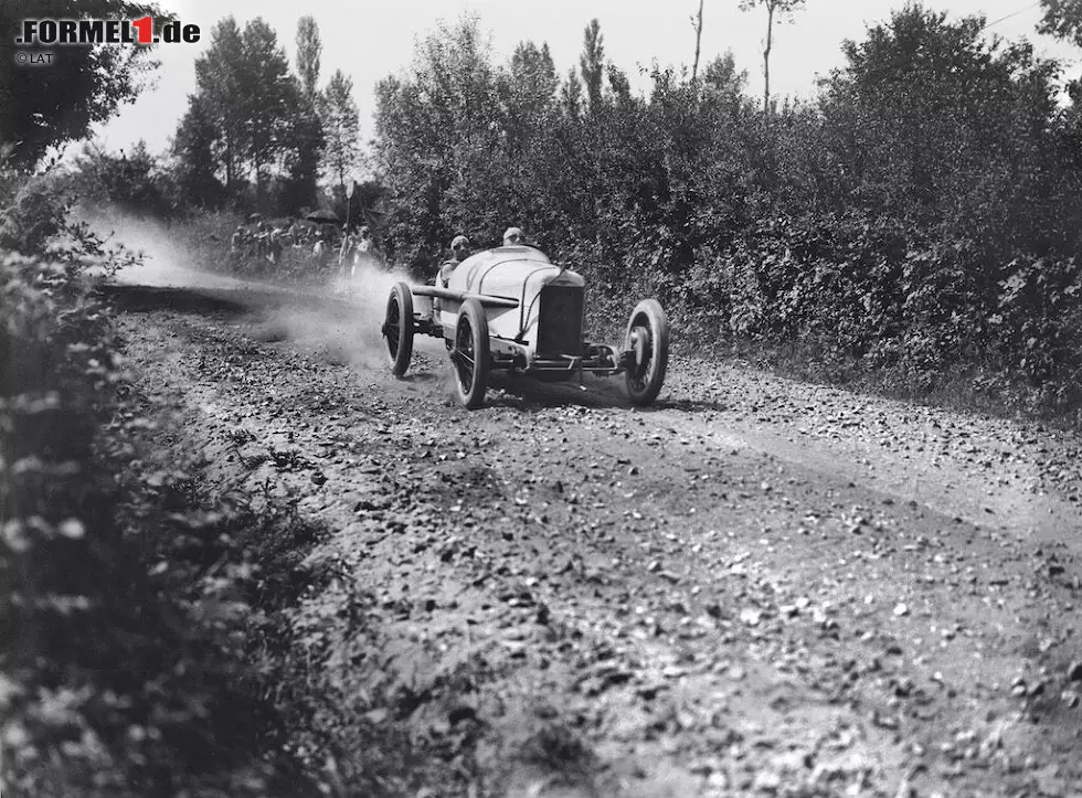 Foto zur News: ... die in der Vorkriegsära beginnt, als die Formel 1 noch nicht Formel 1 heißt: Die Pioniere beginnen ihre Rennen zeitversetzt und ohne Startaufstellung. Nach Einführung des Massenstarts gibt es dann ein Losverfahren. Erst 1933 in Monaco kommen die Regelhüter auf die Idee, den so genannten &quot;Grid&quot; in einem Zeittraining auszufahren.