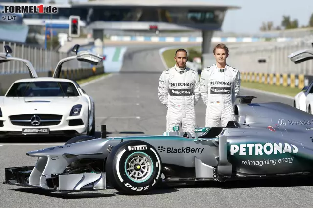 2013 erhält Rosberg mit Lewis Hamilton einen neuen Teamkollegen. Mit zwei Saisonsiegen und Platz sechs in der Fahrerwertung zeigt der Deutsche seine bisher beste Saison, doch Hamilton setzt sich teamintern knapp durch. Foto zur News: 2013 erhält Rosberg mit Lewis Hamilton einen neuen Teamkollegen. Mit zwei Saisonsiegen und Platz sechs in der Fahrerwertung zeigt der Deutsche seine bisher beste Saison, doch Hamilton setzt sich teamintern knapp durch.