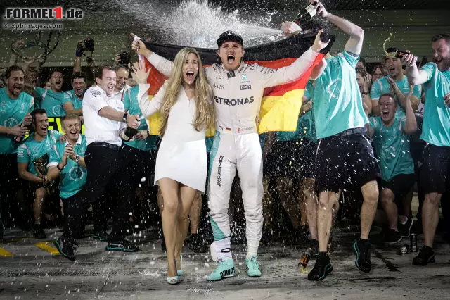Die Erlösung: In seiner elften Formel-1-Saison holt Rosberg den WM-Titel und verkündet am 2. Dezember 2016 überraschend seinen Rückzug. Die Formel-1-Saison 2017 startet am 26. März ohne den sympathischen Titelverteidiger. Foto zur News: Die Erlösung: In seiner elften Formel-1-Saison holt Rosberg den WM-Titel und verkündet am 2. Dezember 2016 überraschend seinen Rückzug. Die Formel-1-Saison 2017 startet am 26. März ohne den sympathischen Titelverteidiger.