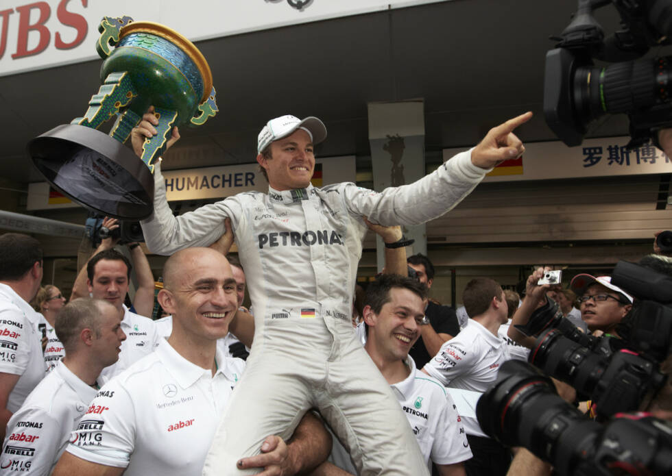 Foto zur News: Sieg im 111. Grand Prix: Rosberg steht beim China-Grand-Prix 2012 erstmals ganz oben und schenkt Mercedes den ersten Sieg mit dem neuen Team.