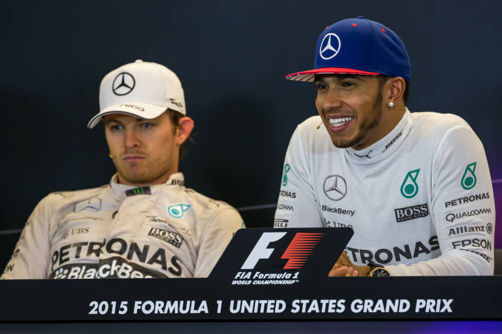 Foto zur News: Ähnlich geht es 2015 weiter: Hamilton sichert sich erneut den WM-Titel und stellt Teamkollege Rosberg in den Schatten.
