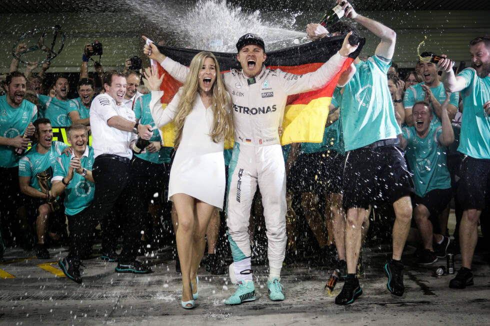 Foto zur News: Die Erlösung: In seiner elften Formel-1-Saison holt Rosberg den WM-Titel und verkündet am 2. Dezember 2016 überraschend seinen Rückzug. Die Formel-1-Saison 2017 startet am 26. März ohne den sympathischen Titelverteidiger.