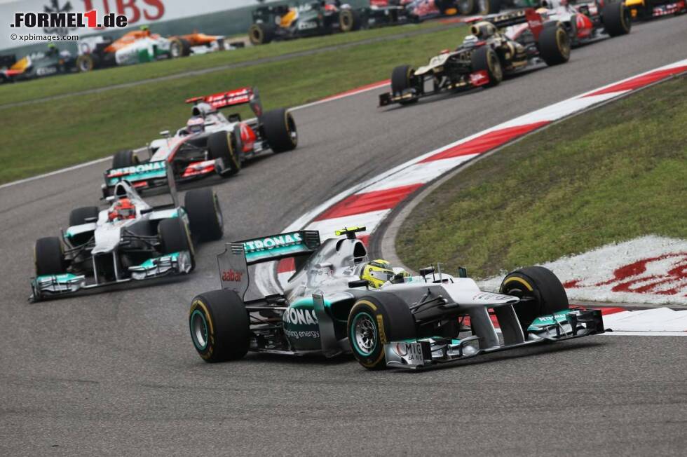 Foto zur News: Nicht Michael Schumacher, sondern Nico Rosberg sorgt 2012 von der Pole für den ersten Mercedes-Sieg der Neuzeit. Da der Shanghai International Circuit die Hinterreifen nicht so stark belastet und damit eine damals chronische Silberpfeil-Schwäche wettmachte,...
