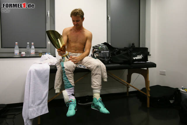 Foto zur News: So langsam beginnt es zu sacken: Rosberg ist Formel-1-Weltmeister 2016. Aber vor dem ersten Moment der Ruhe im Umkleideraum erlebt der neue Champion emotionale Momente im Trubel des Fahrerlagers.