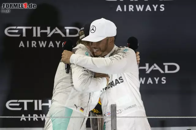 Foto zur News: Erster Gratulant ist ausgerechnet Lewis Hamilton. Schon im Parc ferme, dann noch einmal auf dem Podium. Beim zweiten Mal muss Siegerehrungs-Moderator David Coulthard ein bisschen nachhelfen, bis es dann doch klappt mit der zaghaften Annäherung. Hamiltons Lächeln wirkt ehrlich.