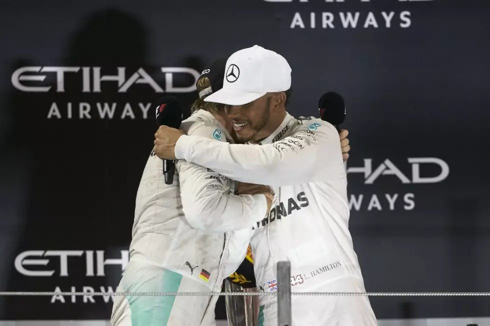 Foto zur News: Erster Gratulant ist ausgerechnet Lewis Hamilton. Schon im Parc ferme, dann noch einmal auf dem Podium. Beim zweiten Mal muss Siegerehrungs-Moderator David Coulthard ein bisschen nachhelfen, bis es dann doch klappt mit der zaghaften Annäherung. Hamiltons Lächeln wirkt ehrlich.