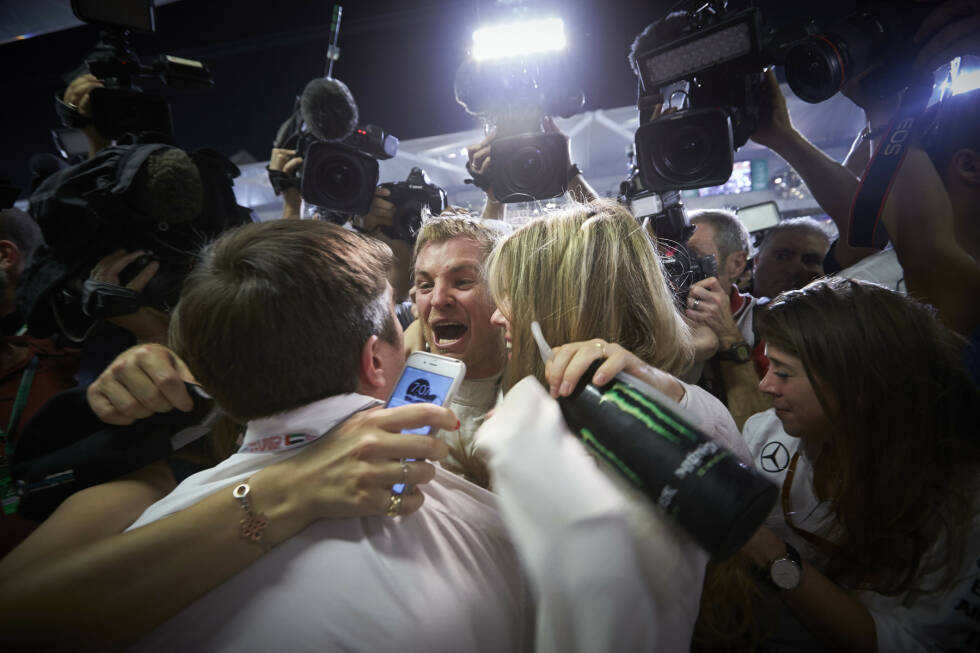 Foto zur News: Noch bevor es FIA-Kommunikationschef Matteo Bonciani schafft, Rosberg zur offiziellen Pressekonferenz zu zerren, gibt&#039;s das erste ausgelassene Tänzchen in der Mercedes-Box. Mit Vivian und den beiden besten Freunden, die auch Trauzeugen der Rosbergs waren.