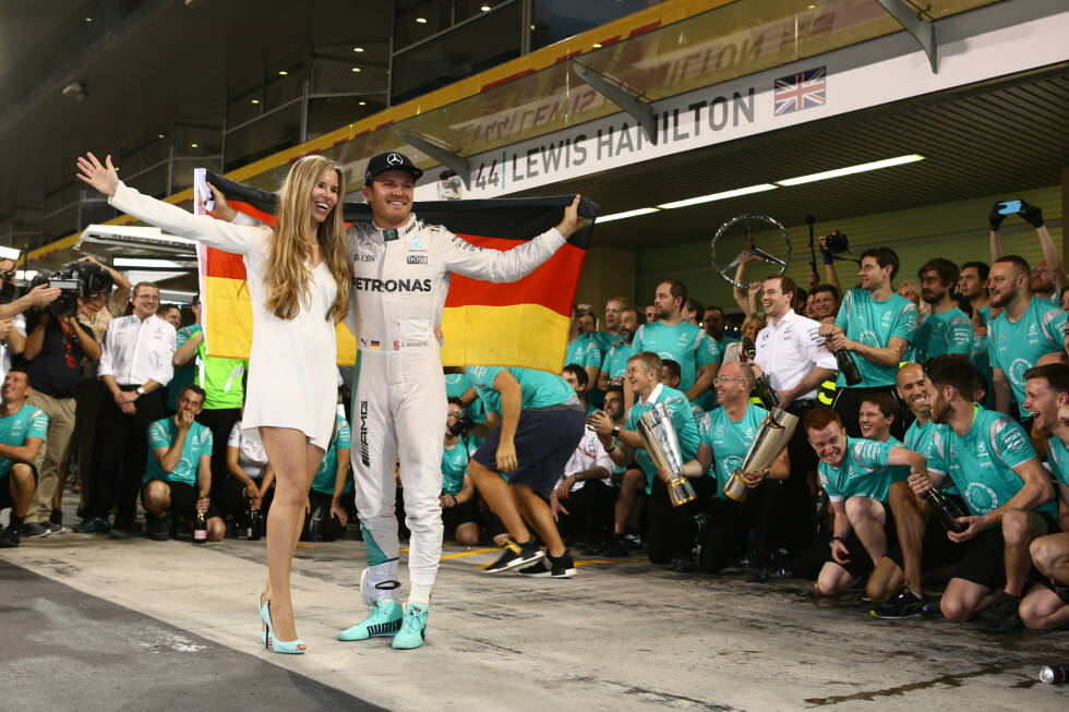 Foto zur News: ... und die Rosbergs feiern mit deutscher Nationalflagge. Der 31-Jährige ist nach Michael Schumacher und Sebastian Vettel der dritte Formel-1-Weltmeister aus der Bundesrepublik.