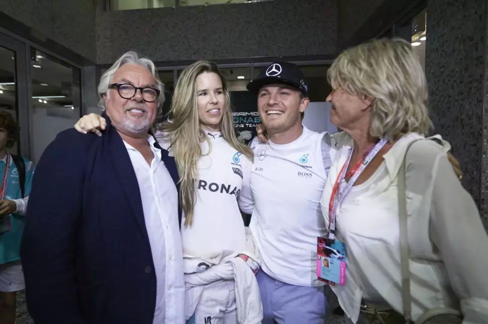 Foto zur News: Stolze Familie: Vater Keke Rosberg, 1982 mit einem einzigen Saisonsieg Formel-1-Weltmeister, posiert mit Schwiegertochter Vivian, inzwischen im Nico-Overall, Champion Nico, dem schon wieder die Tränen kommen, und Ehefrau Sina. Es ist ein Abend für die Ewigkeit, voller Emotionen und Freude.