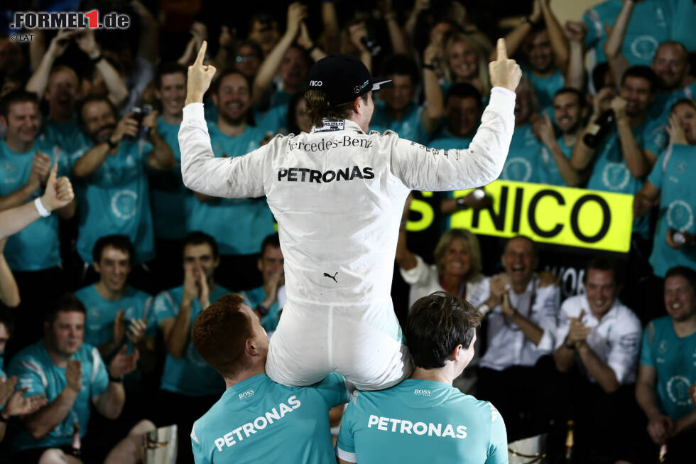 Foto zur News: Beim Team-Fototermin lassen die Mechaniker Rosberg hochleben. Bitter: Es ist jene Crew, die 2014 und 2015 mit Hamilton Weltmeister geworden ist. Die alte Rosberg-Mannschaft, die nun für Hamilton arbeitet, hat immer noch keinen Titel.