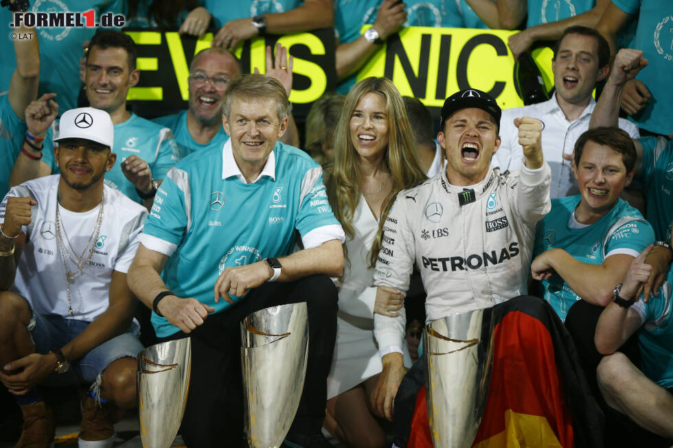 Foto zur News: Fairer Verlierer: Hamilton lässt, wenn auch ohne allerletzte Euphorie, das offizielle Teamfoto über sich ergehen - und ringt sich sogar ein Lächeln dabei ab. Er weiß: 2014 und 2015 hat es Rosberg genauso gemacht.