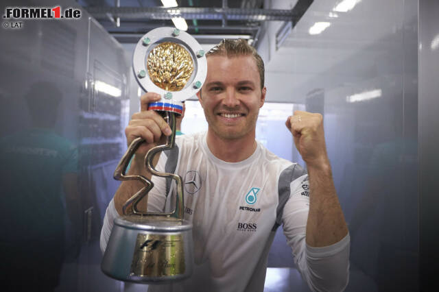 Foto zur News: Unaufhaltsam: Nico Rosberg gewinnt in Sotschi sein siebtes Formel-1-Rennen hintereinander. Das haben vor ihm nur Ascari, Schumacher und Vettel geschafft. Und noch niemand, der die ersten vier Saison-Grands-Prix gewonnen hat, wurde später nicht Weltmeister. Aber: "Lewis wird zurückschlagen", warnt er vor dem Teamkollegen.