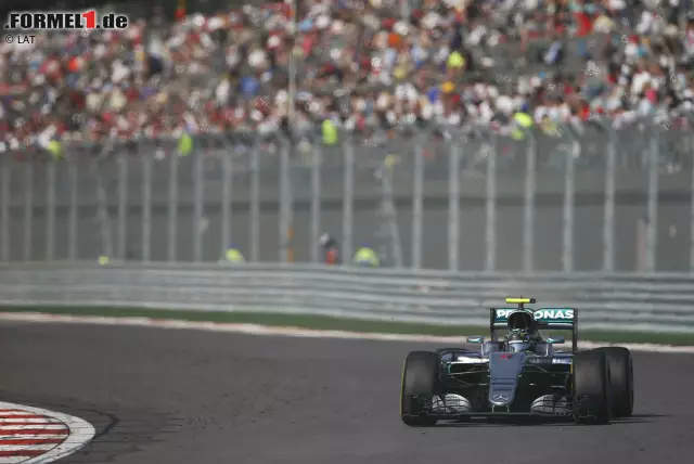 Hamilton dreht die schnellste Runde, tatsächlich schmilzt sein Rückstand zwischen der 27. und 35. Runde auf 7,4 Sekunden - doch dann die Vorentscheidung: Hamilton wird aufgefordert, den Mercedes zu schonen - sinkender Wasserdruck. Was er da noch nicht weiß: Auch Rosbergs Zielankunft hängt am seidenen Faden. Foto zur News: Hamilton dreht die schnellste Runde, tatsächlich schmilzt sein Rückstand zwischen der 27. und 35. Runde auf 7,4 Sekunden - doch dann die Vorentscheidung: Hamilton wird aufgefordert, den Mercedes zu schonen - sinkender Wasserdruck. Was er da noch nicht weiß: Auch Rosbergs Zielankunft hängt am seidenen Faden.