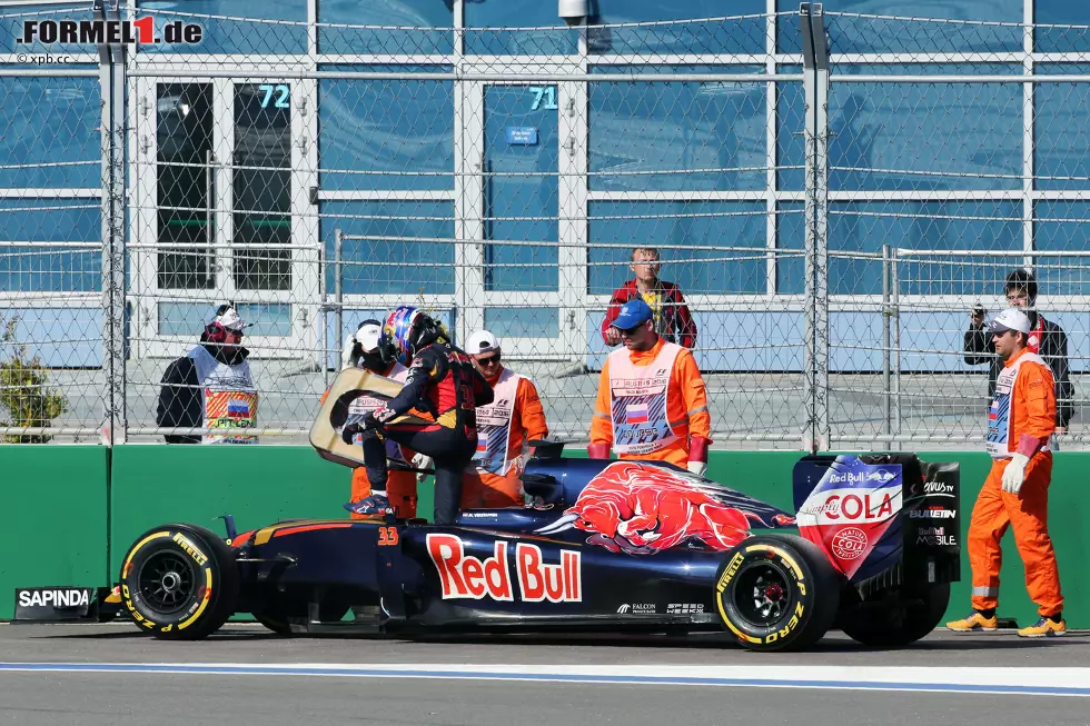 Max Verstappen fährt einem sicheren sechsten Platz entgegen, 21,7 Sekunden hinter Massa, aber 17,5 vor McLaren-Überraschung Fernando Alonso, bis der 2015er-Ferrari-Motor in seinem Toro Rosso verraucht. Nach Vettel, Hülkenberg und Haryanto der vierte Ausfall im Grand Prix von Russland - und der letzte. Foto zur News: Max Verstappen fährt einem sicheren sechsten Platz entgegen, 21,7 Sekunden hinter Massa, aber 17,5 vor McLaren-Überraschung Fernando Alonso, bis der 2015er-Ferrari-Motor in seinem Toro Rosso verraucht. Nach Vettel, Hülkenberg und Haryanto der vierte Ausfall im Grand Prix von Russland - und der letzte.