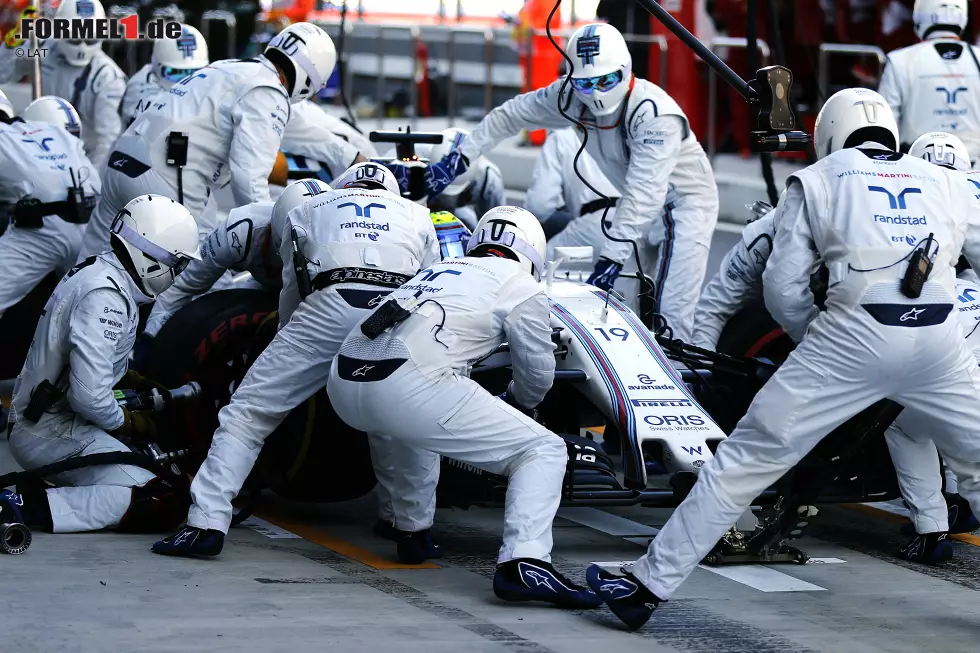 Massas zweiter Boxenstopp in der 46. Runde erfüllt vor allem einen Zweck: im Falle einer Safety-Car-Phase die frischeren und weicheren Reifen zu haben, wenn sich das Feld nochmal zusammenschiebt. Doch dazu kommt es nicht. Williams, am Freitag noch das sensationelle Longrun-Wunder, muss sich mit den Plätzen vier und fünf begnügen, ... Foto zur News: Massas zweiter Boxenstopp in der 46. Runde erfüllt vor allem einen Zweck: im Falle einer Safety-Car-Phase die frischeren und weicheren Reifen zu haben, wenn sich das Feld nochmal zusammenschiebt. Doch dazu kommt es nicht. Williams, am Freitag noch das sensationelle Longrun-Wunder, muss sich mit den Plätzen vier und fünf begnügen, ...