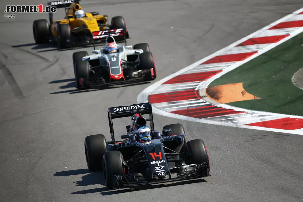 ... vor Alonso (McLaren holt erstmals mit beiden Autos Punkte), Magnussen und Grosjean. Alonso fährt in der 47. Runde 1:43.3, in der 48. plötzlich 1:40.5 und in der 49. wieder 1:43.8. "Ich wollte ein bisschen Spaß haben", grinst er. Nicht auszudenken, wie schnell McLaren wäre, wenn der Honda-Motor nicht so viel Benzin schlucken würde. Foto zur News: ... vor Alonso (McLaren holt erstmals mit beiden Autos Punkte), Magnussen und Grosjean. Alonso fährt in der 47. Runde 1:43.3, in der 48. plötzlich 1:40.5 und in der 49. wieder 1:43.8. "Ich wollte ein bisschen Spaß haben", grinst er. Nicht auszudenken, wie schnell McLaren wäre, wenn der Honda-Motor nicht so viel Benzin schlucken würde.
