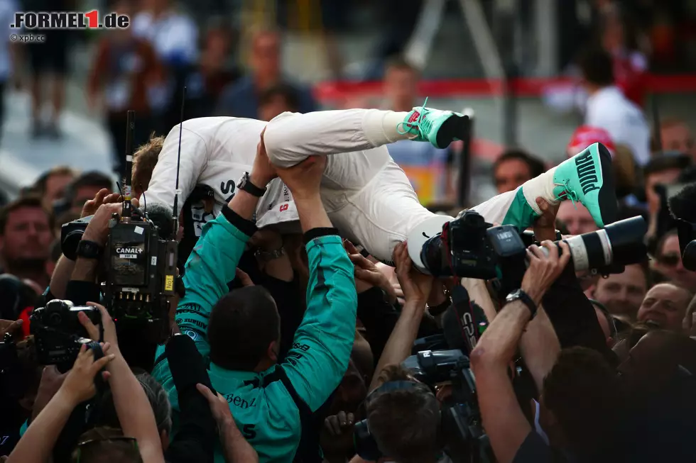 Das ist Sieger Rosberg alles egal: 100 Punkte aus vier Rennen, 43 Zähler Vorsprung auf Hamilton, 57 auf Räikkönen - Grund genug, sich beim "Teamsurfing", wie er die Aktion später nennt, ordentlich feiern zu lassen! So sehen angehende Weltmeister aus, oder? Foto zur News: Das ist Sieger Rosberg alles egal: 100 Punkte aus vier Rennen, 43 Zähler Vorsprung auf Hamilton, 57 auf Räikkönen - Grund genug, sich beim "Teamsurfing", wie er die Aktion später nennt, ordentlich feiern zu lassen! So sehen angehende Weltmeister aus, oder?