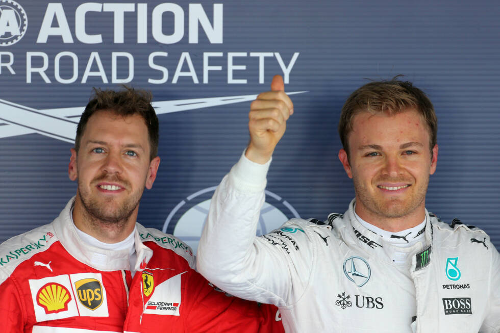 Foto zur News: Sebastian Vettel verliert seinen zweiten Startplatz wegen Getriebewechsel, &quot;aber das wusste ich schon vorher&quot;. Trösten kann er sich mit 50 Euro, die er dem unangefochtenen Polesetter Rosberg abknöpft. Der hat nämlich darauf gewettet, in der offiziellen FIA-Pressekonferenz nicht auf Deutsch sprechen zu müssen. Sollte er besser wissen.