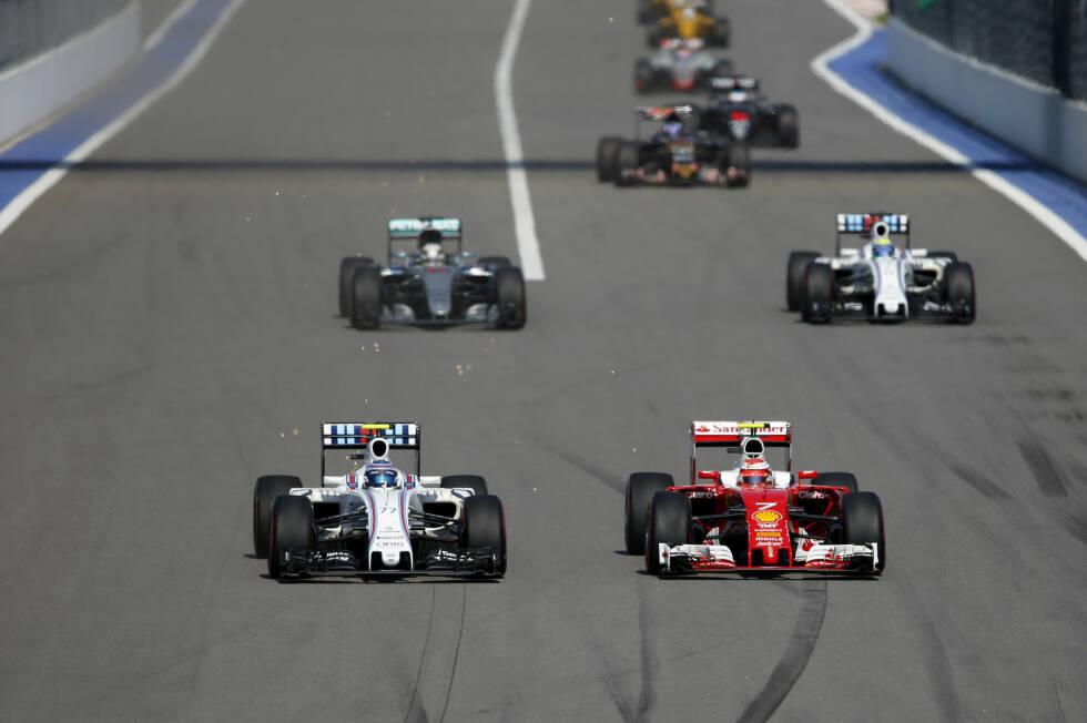 Foto zur News: Gut aufgepasst: Bottas kontert beim Restart gegen Räikkönen und erobert den zweiten Platz (zumindest vorübergehend) zurück; dahinter schnappt sich Hamilton den zweiten Williams - und ist schon Vierter.