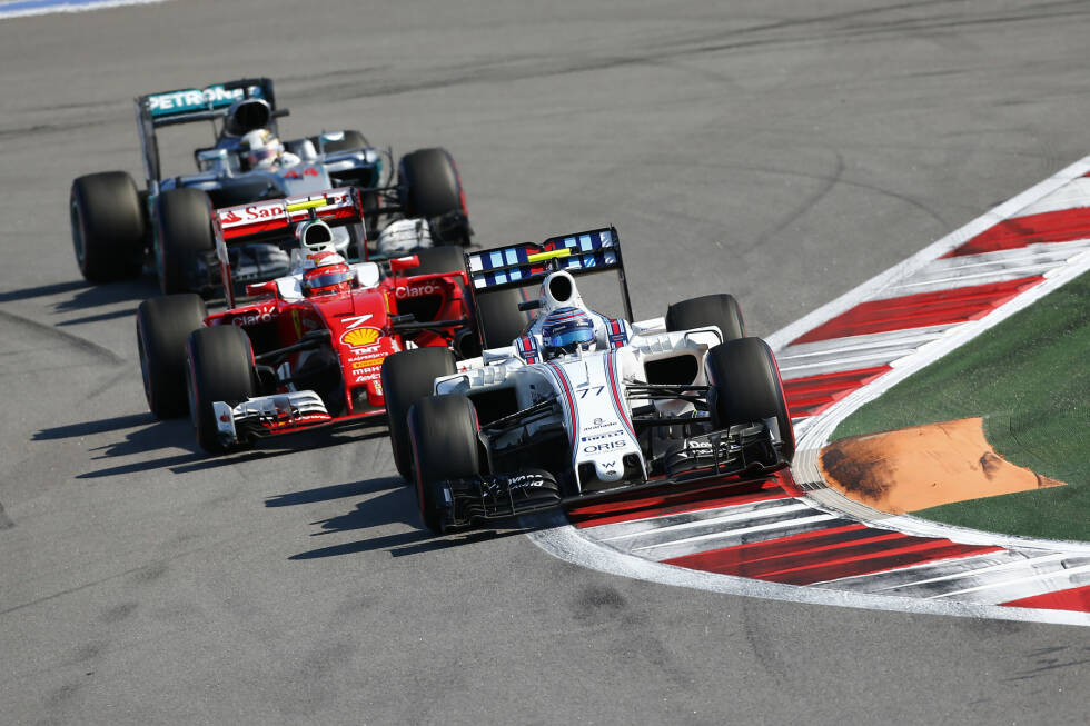 Foto zur News: Der Dreikampf Bottas/Räikkönen/Massa wird an der Box entschieden: Hamilton schafft es zwar mit etwas Mühe, Räikkönen auf der Strecke zu überholen, Räikkönen vertraut seinerseits aber auf den längeren ersten Stint, um seinen Landsmann zu schnappen - und gewinnt das Duell. Diesmal sauber, im Gegensatz zu 2015.