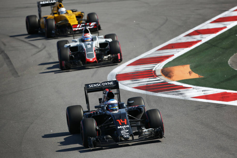 Foto zur News: ... vor Alonso (McLaren holt erstmals mit beiden Autos Punkte), Magnussen und Grosjean. Alonso fährt in der 47. Runde 1:43.3, in der 48. plötzlich 1:40.5 und in der 49. wieder 1:43.8. &quot;Ich wollte ein bisschen Spaß haben&quot;, grinst er. Nicht auszudenken, wie schnell McLaren wäre, wenn der Honda-Motor nicht so viel Benzin schlucken würde.