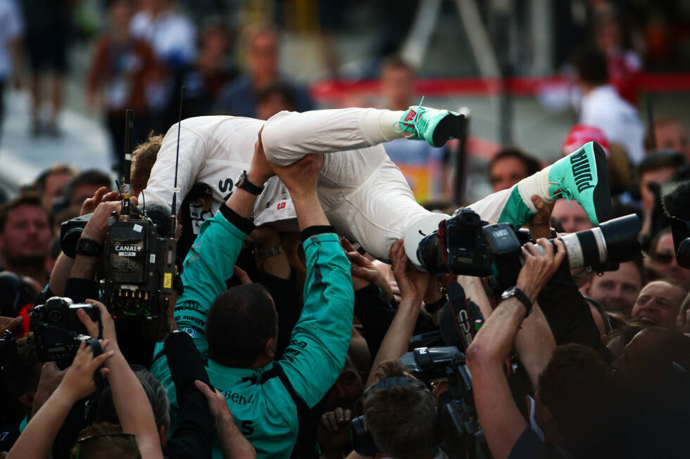 Foto zur News: Das ist Sieger Rosberg alles egal: 100 Punkte aus vier Rennen, 43 Zähler Vorsprung auf Hamilton, 57 auf Räikkönen - Grund genug, sich beim &quot;Teamsurfing&quot;, wie er die Aktion später nennt, ordentlich feiern zu lassen! So sehen angehende Weltmeister aus, oder?