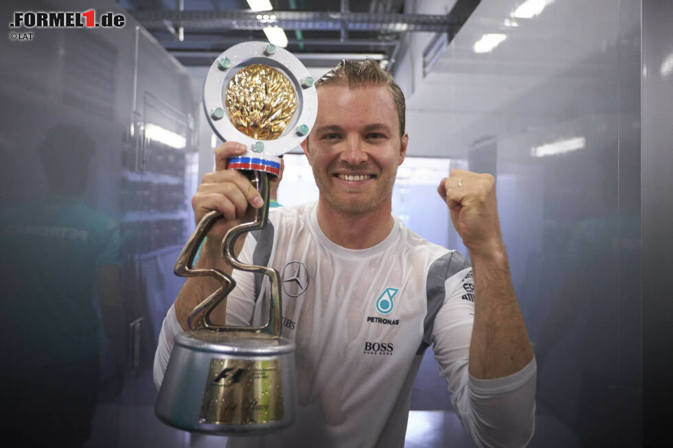 Foto zur News: Unaufhaltsam: Nico Rosberg gewinnt in Sotschi sein siebtes Formel-1-Rennen hintereinander. Das haben vor ihm nur Ascari, Schumacher und Vettel geschafft. Und noch niemand, der die ersten vier Saison-Grands-Prix gewonnen hat, wurde später nicht Weltmeister. Aber: &quot;Lewis wird zurückschlagen&quot;, warnt er vor dem Teamkollegen.