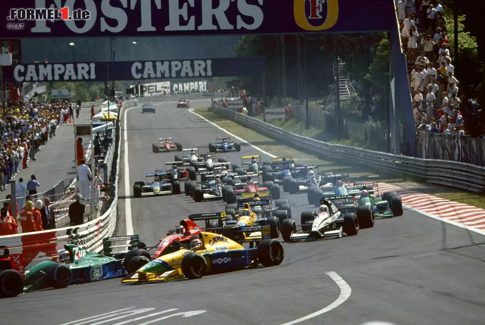 Und auch am Sonntag standen die Zeichen auf Schumacher-Show: Auf dem Weg zur La-Source-Kurve schnappte er sich Jean Alesi (Ferrari) und Nelson Piquet (Benetton), was ihn für wenige Sekunden auf Platz fünf spülte. Doch das Unheil drohte nur wenige Meter später... Foto zur News: Und auch am Sonntag standen die Zeichen auf Schumacher-Show: Auf dem Weg zur La-Source-Kurve schnappte er sich Jean Alesi (Ferrari) und Nelson Piquet (Benetton), was ihn für wenige Sekunden auf Platz fünf spülte. Doch das Unheil drohte nur wenige Meter später...