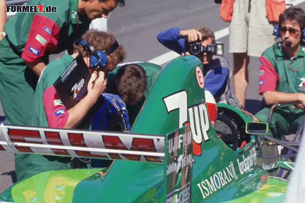 Um den Jordan 191 beim Anbremsen der engen Haarnadel-Kurve trotz stehender und qualmender Vorderräder zu stabilisieren, kuppelte Schumacher zweimal, was für das Bauteil zu viel war: Er rollte aus und musste zusehen, wie de Cesaris zeitweise auf Rang zwei fuhr, ehe auch ihn ein Technikdefekt stoppte. Foto zur News: Um den Jordan 191 beim Anbremsen der engen Haarnadel-Kurve trotz stehender und qualmender Vorderräder zu stabilisieren, kuppelte Schumacher zweimal, was für das Bauteil zu viel war: Er rollte aus und musste zusehen, wie de Cesaris zeitweise auf Rang zwei fuhr, ehe auch ihn ein Technikdefekt stoppte.