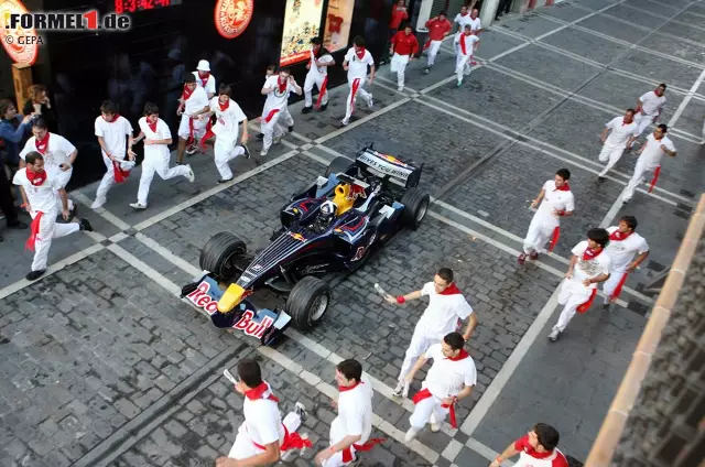 Foto zur News: Bullen statt Stiere: Im spanischen Pamplona düste David Coulthard 2008 durch die gepflasterten Altstadtgässchen, in denen alljährlich der "Encierro", der berühmte Lauf zum Eintreiben in die Stierkampfarena, stattfindet. Der smarte Schotte nahm aber niemanden auf die Hörner.