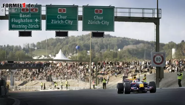 Jungfernfahrt der besonderen Art: 2009 weihte der gebürtige Berner Neel Jani die neue Züricher Westumfahrung ein und testete, was die neue Autobahn verträgt. 35.000 verliehen das Prädikat "Schweizer Wertarbeit". Foto zur News: Jungfernfahrt der besonderen Art: 2009 weihte der gebürtige Berner Neel Jani die neue Züricher Westumfahrung ein und testete, was die neue Autobahn verträgt. 35.000 verliehen das Prädikat "Schweizer Wertarbeit".