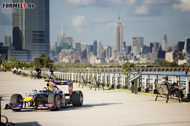 ...auch nicht, als Pilot David Coulthard vor der Skyline Manhattans um die Freiheitsstatue raste. Foto zur News: ...auch nicht, als Pilot David Coulthard vor der Skyline Manhattans um die Freiheitsstatue raste.