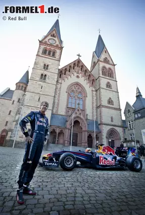 Und noch eine Vettel-Party: Im Vorfeld des Deutschland-Grand-Prix 2010 schaute der Hesse in seiner unweit Hockenheims gelegenen Heimatstadt Heppenheim vorbei. Ob das Ordnungsamt für das Parken vor der Kirche ein Knöllchen ausgestellt hat? Foto zur News: Und noch eine Vettel-Party: Im Vorfeld des Deutschland-Grand-Prix 2010 schaute der Hesse in seiner unweit Hockenheims gelegenen Heimatstadt Heppenheim vorbei. Ob das Ordnungsamt für das Parken vor der Kirche ein Knöllchen ausgestellt hat?