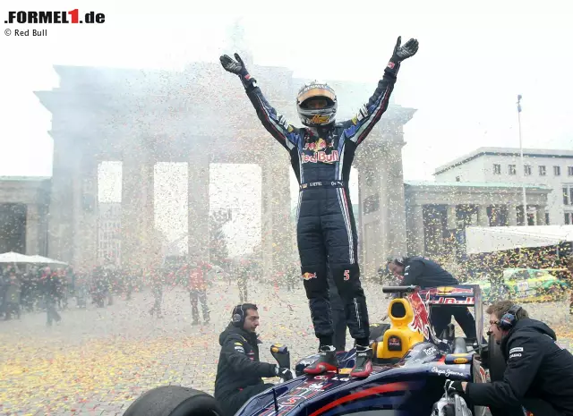 WM-Party im Stile der Fußball-Nationalmannschaft: Sebastian Vettel feierte 2010 seinen ersten Formel-1-WM-Titel vor dem Brandenburger Tor in Berlin und ließ in der Hauptstadt ordentlich die Reifen qualmen. Foto zur News: WM-Party im Stile der Fußball-Nationalmannschaft: Sebastian Vettel feierte 2010 seinen ersten Formel-1-WM-Titel vor dem Brandenburger Tor in Berlin und ließ in der Hauptstadt ordentlich die Reifen qualmen.