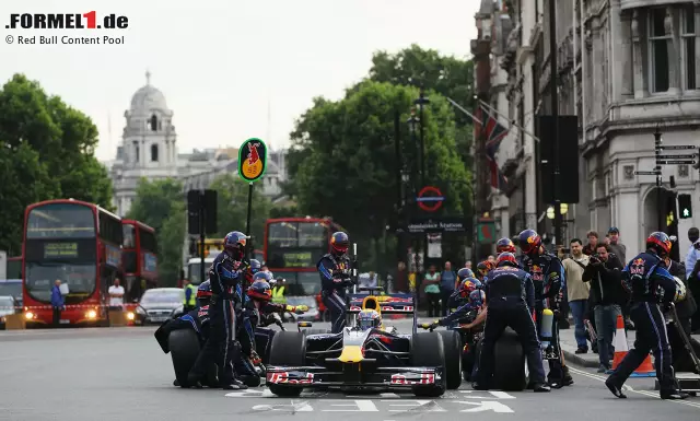 Boxenstopp in London: Ein Rennen rund um die Sehenswürdigkeiten der britischen Hauptstadt ist ein Lebenstraum Bernie Ecclestones. Red Bull und Mark Webber gaben ihm 2010 ein Gesicht. Foto zur News: Boxenstopp in London: Ein Rennen rund um die Sehenswürdigkeiten der britischen Hauptstadt ist ein Lebenstraum Bernie Ecclestones. Red Bull und Mark Webber gaben ihm 2010 ein Gesicht.