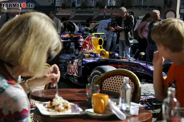 Foto zur News: Red Bull und die Showruns: Seit dem Formel-1-Einstieg im Jahr 2005 schickt der Brauseriese seine Boliden und seine Piloten rund um die Welt, um an den spektakulärsten Orten den Motor aufheulen zu lassen und für spektakuläres Bildmaterial zu sorgen. Nicht, dass die Kulissen von Graz, Wien, Budapest, Barcelona, Rom, Paris, Brüssel, Kopenhagen, Osaka, Yokohama, Bangkok, Mexiko-Stadt, Sydney, Perth, Baku, Bogota, Kuwait oder Neapel nicht einen Schnappschuss wert gewesen wären - aber wir haben im Archiv gekramt und Aufnahmen gefunden, die noch atemberaubender und außergewöhnlicher sind.