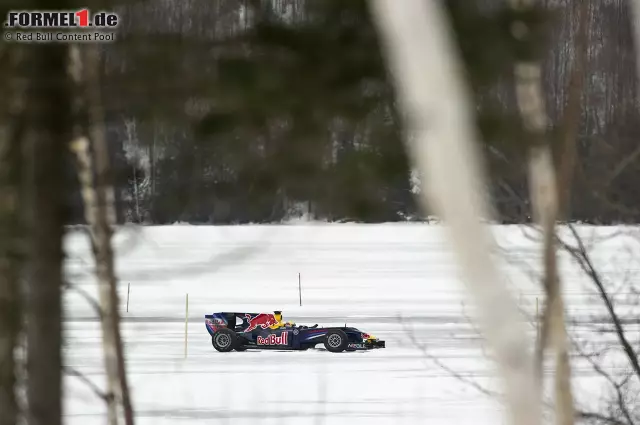 Auf dem Clearwater Lake in Montreal: Sebastien Buemi ließ 2010 seinen RB5 über die Eisplatte in Kanada rauschen und sorgte für einige - im wahrsten Sinne des Wortes - "coole" Aufnahmen. Foto zur News: Auf dem Clearwater Lake in Montreal: Sebastien Buemi ließ 2010 seinen RB5 über die Eisplatte in Kanada rauschen und sorgte für einige - im wahrsten Sinne des Wortes - "coole" Aufnahmen.