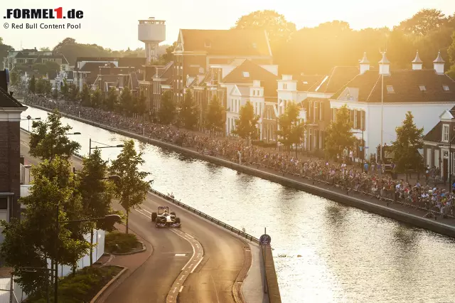 Bekannt als fahrradfreundlich und als Mekka der Motorrad-Fans, aber auch mit dem Formel-1-Boliden einige Liter Super Plus wert: David Coulthard flanierte 2013 an den Grachten des niederländischen Assen entlang. Foto zur News: Bekannt als fahrradfreundlich und als Mekka der Motorrad-Fans, aber auch mit dem Formel-1-Boliden einige Liter Super Plus wert: David Coulthard flanierte 2013 an den Grachten des niederländischen Assen entlang.
