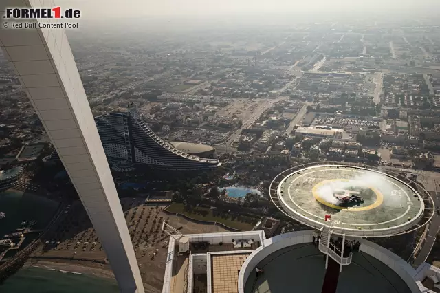 Exklusives Vergnügen: Auf dem Heliport des Luxushotels Burj-al-Arab in Dubai drehte David Coulthard 2013 einige Donuts. Übrigens wurde das Auto an einem Seil hängend per Helikopter "eingeflogen" und abgesetzt. Foto zur News: Exklusives Vergnügen: Auf dem Heliport des Luxushotels Burj-al-Arab in Dubai drehte David Coulthard 2013 einige Donuts. Übrigens wurde das Auto an einem Seil hängend per Helikopter "eingeflogen" und abgesetzt.