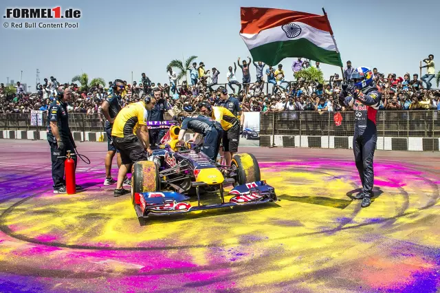 2015 brachte Red Bull in Hyderabad Farbe ins Spiel: Eine bessere bildliche Metapher für die Kultur des indischen Subkontinents hätte David Coulthard gar nicht erschaffen können. Foto zur News: 2015 brachte Red Bull in Hyderabad Farbe ins Spiel: Eine bessere bildliche Metapher für die Kultur des indischen Subkontinents hätte David Coulthard gar nicht erschaffen können.