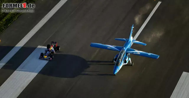 ...und kurz darauf übernahm Neel Jani in der neuen Motorsport-Hauptstadt des Landes: In Termas de Rio Hondo, wo mittlerweile die Motorrad- und die Tourenwagen-Weltmeisterschaft gastieren, lieferte sich der Schweizer ein Duell mit einem Militärflugzeug. Foto zur News: ...und kurz darauf übernahm Neel Jani in der neuen Motorsport-Hauptstadt des Landes: In Termas de Rio Hondo, wo mittlerweile die Motorrad- und die Tourenwagen-Weltmeisterschaft gastieren, lieferte sich der Schweizer ein Duell mit einem Militärflugzeug.