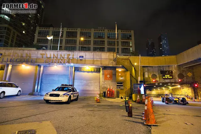 New York, New York: Red Bulls Formel-1-Bolide durchquerte 2012 den Lincoln Tunnel, der die Stadt mit dem US-Bundesstaat New Jersey verbindet. Die Cops des NYPD nahmen die Verfolgung lieber erst gar nicht auf... Foto zur News: New York, New York: Red Bulls Formel-1-Bolide durchquerte 2012 den Lincoln Tunnel, der die Stadt mit dem US-Bundesstaat New Jersey verbindet. Die Cops des NYPD nahmen die Verfolgung lieber erst gar nicht auf...