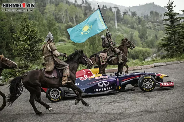 Eigenartige Eskorte: Im Umland der früheren kasachischen Hauptstadt Almaty begleiteten berittene Hunnen Red Bull 2014 zum Showrun. Foto zur News: Eigenartige Eskorte: Im Umland der früheren kasachischen Hauptstadt Almaty begleiteten berittene Hunnen Red Bull 2014 zum Showrun.