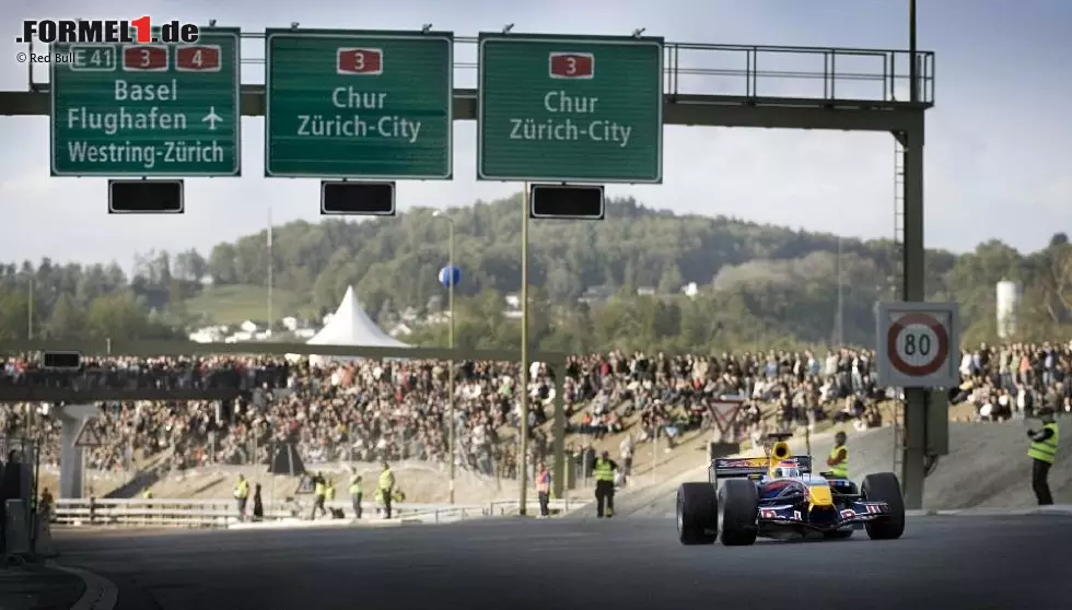 Jungfernfahrt der besonderen Art: 2009 weihte der gebürtige Berner Neel Jani die neue Züricher Westumfahrung ein und testete, was die neue Autobahn verträgt. 35.000 verliehen das Prädikat "Schweizer Wertarbeit". Foto zur News: Jungfernfahrt der besonderen Art: 2009 weihte der gebürtige Berner Neel Jani die neue Züricher Westumfahrung ein und testete, was die neue Autobahn verträgt. 35.000 verliehen das Prädikat "Schweizer Wertarbeit".